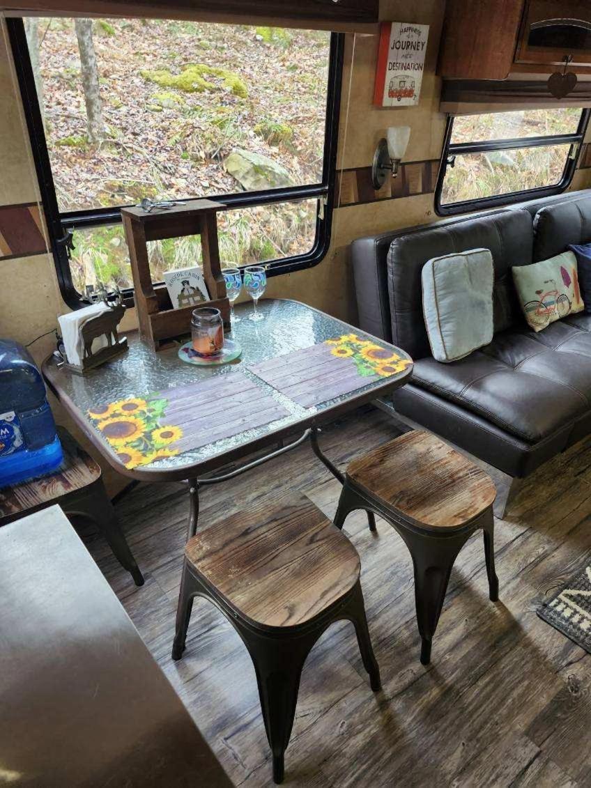 Rv Adventure Roscoe Pet Friendly Hotel Exterior foto