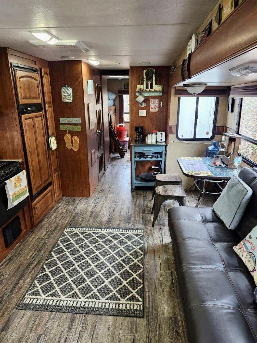 Rv Adventure Roscoe Pet Friendly Hotel Exterior foto