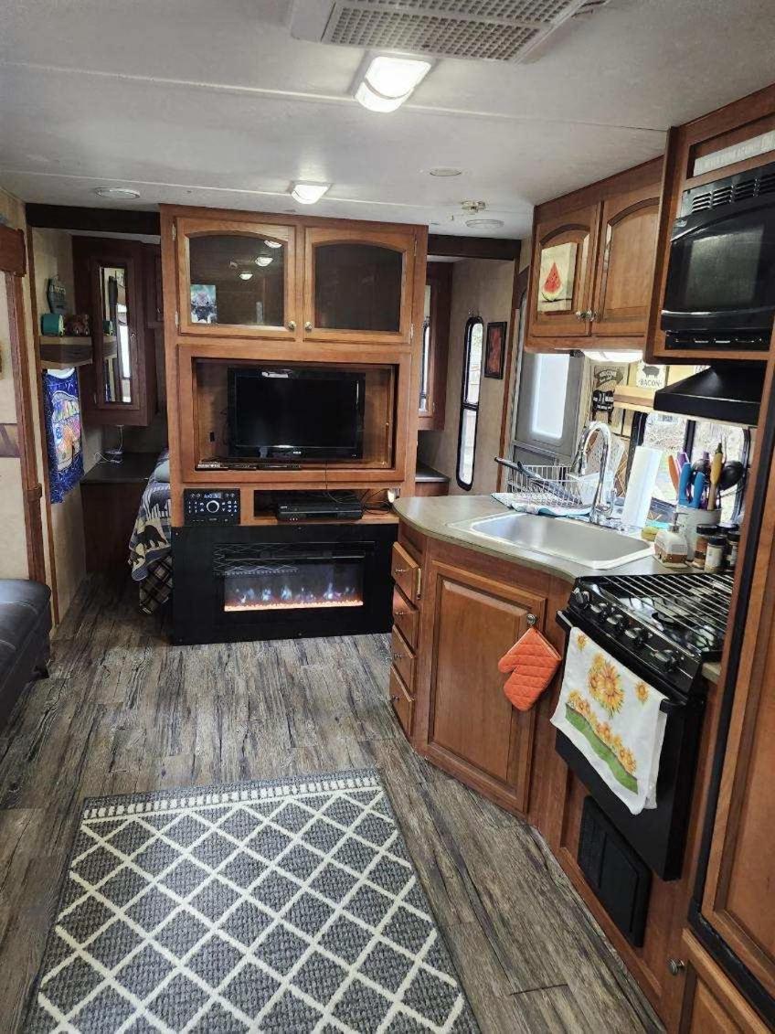 Rv Adventure Roscoe Pet Friendly Hotel Exterior foto